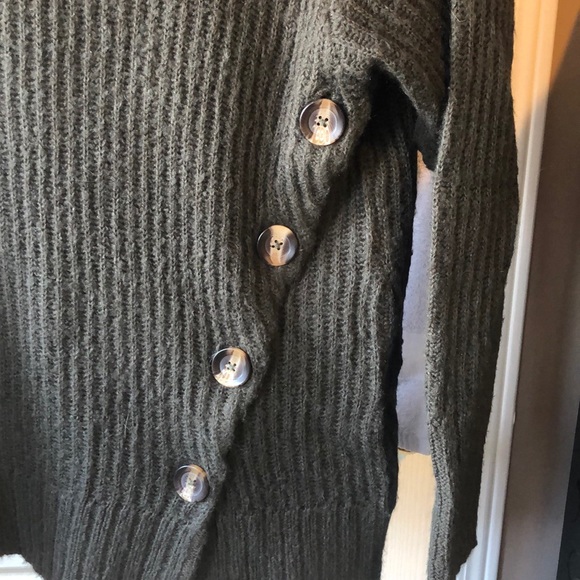 Cute turtleneck with button detail - Picture 2 of 5